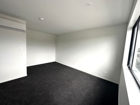 A Stylish Townhouse in Panmure - Photo 2