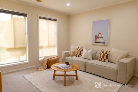 STYLISH FAMILY LIVING MINUTES FROM EVERYTHING! - Photo 4