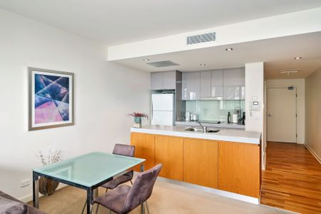 Fully furnished apartment with extra space for working from home, in the heart of the Honeysuckle precinct. - Photo 2