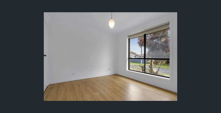 Beautiful 4-Bedroom Family Home in Quiet Court Location!! - Photo 4