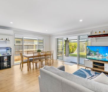 Modern Comfortable home in a Family-Friendly Neighbourhood with Solar - Photo 2