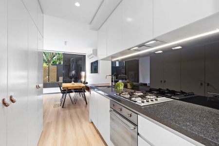 Contemporary space, chic style and spectacular courtyard! FULLY FURNISHED - Photo 4