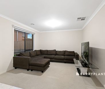 Family home with 2 living areas - Photo 2