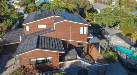 Stunning Coastal Luxury 5-Bed Family Haven in Prime Army Bay - Photo 5