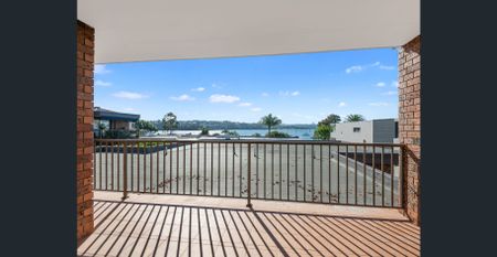 Spacious Two Bedroom Waterfront Apartment - Photo 2