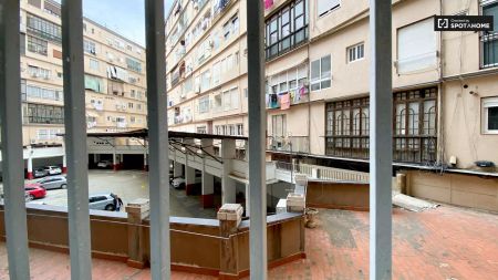 Room in a shared 4-bedroom apartment for rent in Russafa, all bills included, professionals only. - Foto 5