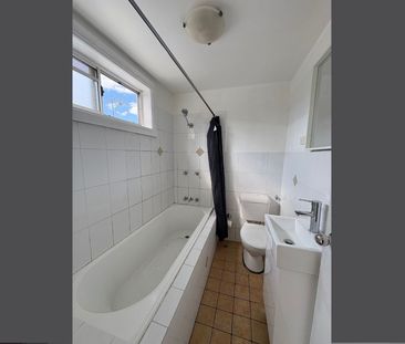 Newly Renovated 2 bedroom house located in quiet street, - Photo 6