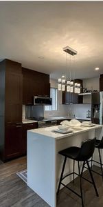 CONDO COMPLÈTEMENT MEUBLÉ ET RÉNOVÉ À LOUER - Photo 3