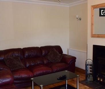 Single bedroom in 5-bedroom apartment in Clondalkin, Dublin - Photo 5