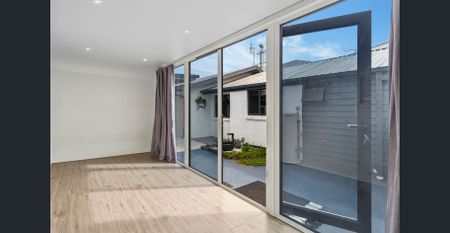 VERSATILE LAYOUT, LARGE WORKSHOP/SHED, GREAT ENTERTAINER, CENTRAL LOCATION & SOLAR! - Photo 4