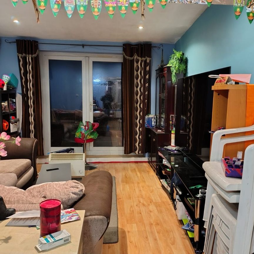 5 Bed Semi-Detached House, Abbey Drive, LU2 - Photo 1