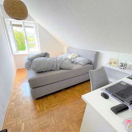 Sonnige 2-Zimmer-Dachgeschosswohnung mit Grünblick, Terrasse & Kachelofen – 47 m² in Leoben-Zentrum - Foto 1
