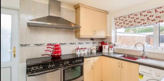 Room in a Shared House, Hillside Avenue, SO18 - Photo 2