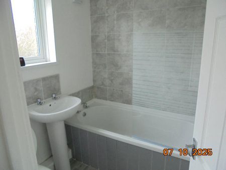 3 bedroom terraced house to rent - Photo 5