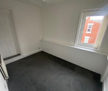 3 bedroom flat to rent - Photo 4