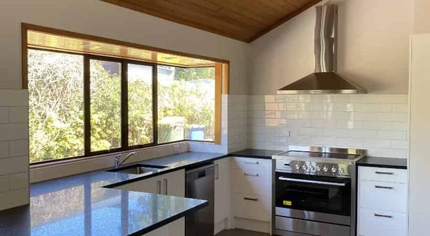 Newly renovated family-sized stunner! - Photo 1