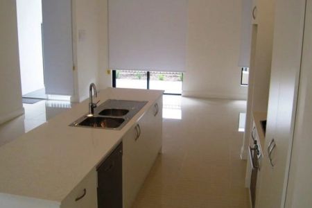 STUNNING TOWNHOUSE IN PRIME LOCATION - EMBRACE THE "CAFE LIFESTYLE" - Photo 5