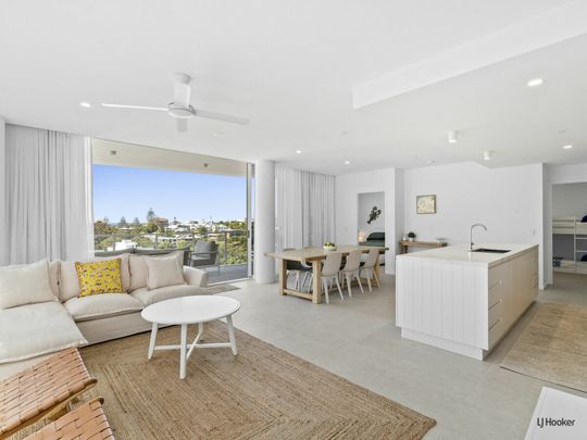 LUXURY FULLY FURNISHED THREE BEDROOM TOP FLOOR APARTMENT - THE DEL RAY - Photo 1