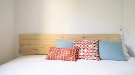 Room in a shared 4-bedroom apartment for rent in Trafalgar. - Photo 2