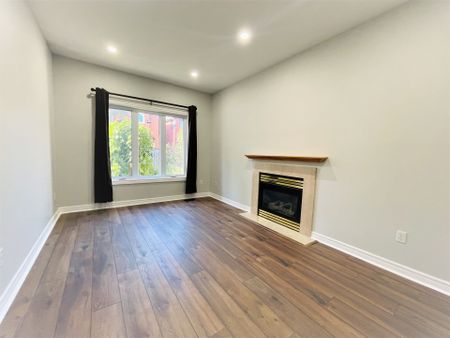 For Lease - 137 Bothwell Crescent, Newmarket, Ontario - Photo 2