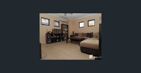 EXECUTIVE TOWNHOUSE CLOSE TO EVERYTHING! - Photo 2