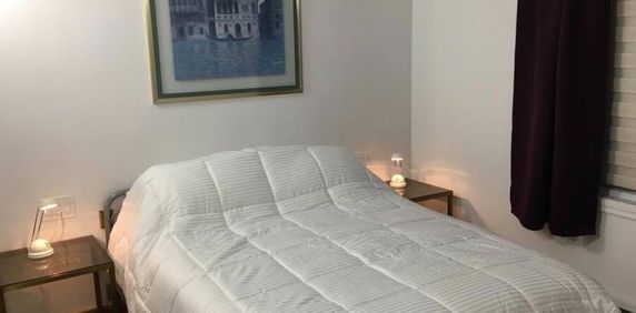 Appartement 3 chambres a coucher plus 3 salles de bain, cuisine, cour - Photo 2