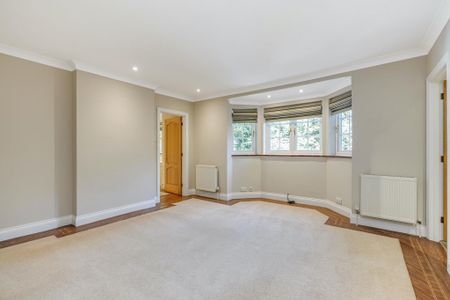 White Eaves, 14 Oakfield Glade, Weybridge, Surrey, KT13 - Photo 2