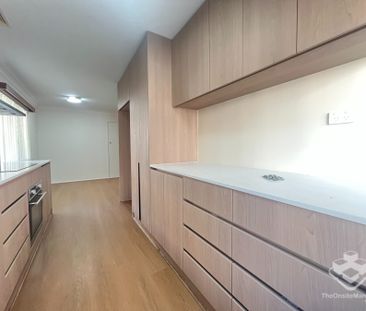 Renovated & Spacious 2 to 3 Bedroom duplex in Prime Ormiston Locati... - Photo 2