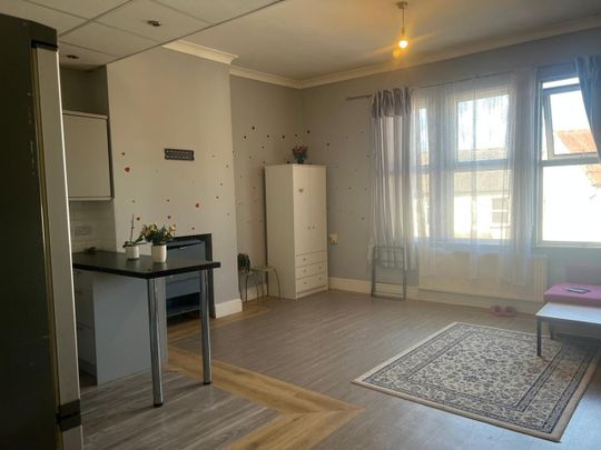 2 Bed Flat, Cherry Orchard Road, CR0 - Photo 1