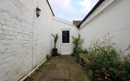 Fanstistic one bedroom maisonette with private outdoor space close to Gloucester Road! - Photo 4