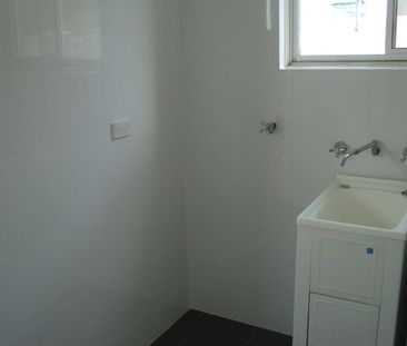 Tram /Bus to city or beach with Gym next door - Photo 5