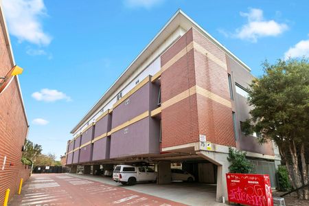 Charming Two-Bedroom Apartment in the Heart of Footscray - Photo 3