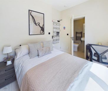 1 bedroom in a house share to rent - Photo 2