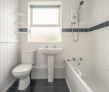 2 bedroom terraced house to rent - Photo 4