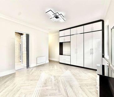First Floor Flat, The Mall, Ealing Broadway, London, W5 - Photo 1