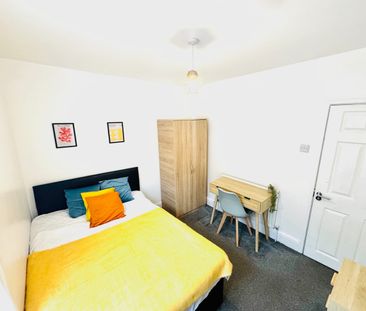 Room in a Shared House, Newcombe Road, SO15 - Photo 2