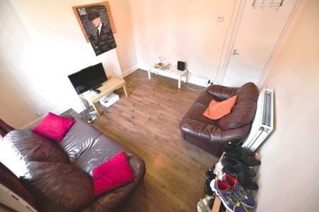 3 bedroom House in Carberry Place BED), Leeds - Photo 2