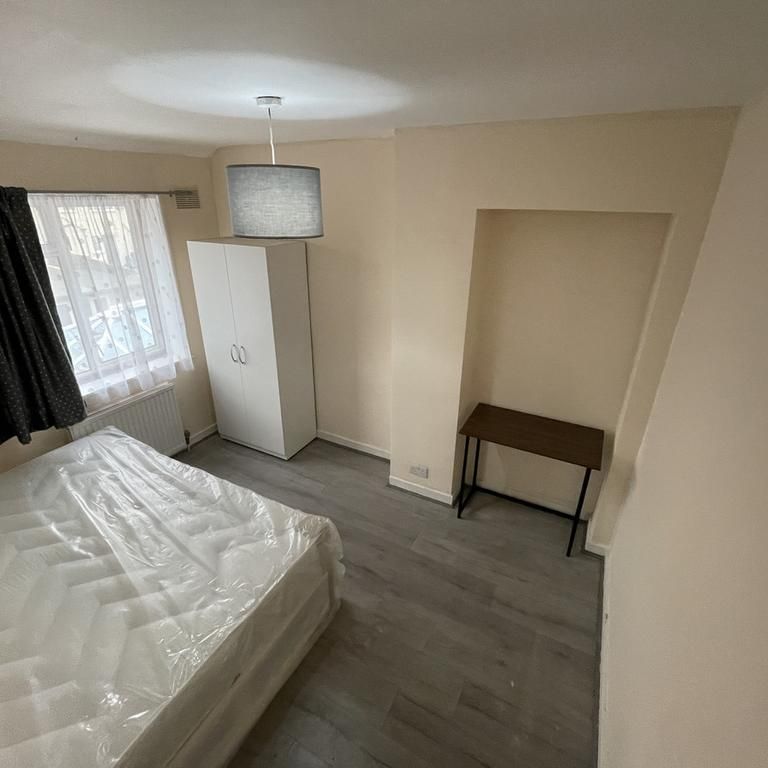 1 bedroom in a house share to rent - Photo 1