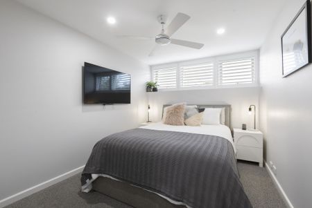 STYLISH MULTI-LEVEL HOME WITH ROOFTOP TERRACE & CITY VIEWS - Photo 5