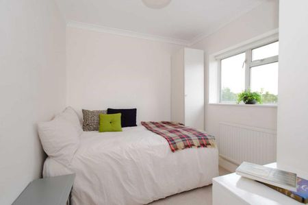 3 bedroom semi-detached house to rent - Photo 4