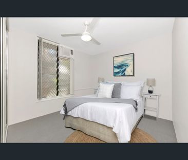 2/19 Carr Street, Hermit Park, Qld 4812 - Photo 2