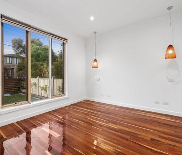 Spacious 3 Bedroom Townhouse Close To Amenities - Photo 2