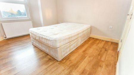 3 bedroom flat to rent - Photo 4