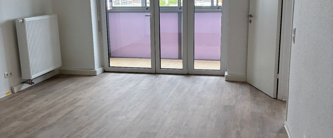 Zentrale 2-Zimmer-Wohnung im Hochhaus – modernisiert & lichtdurchflutet - Photo 1