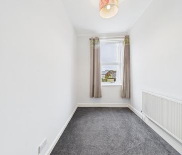 3 bedroom flat to rent - Photo 6