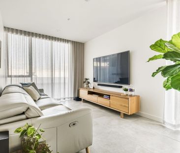 Lakefront Stunner - Executive Apartment with Views - Fully Furnished! - Photo 2