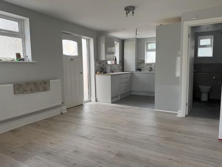 2 bedroom maisonette to rent - Photo 5