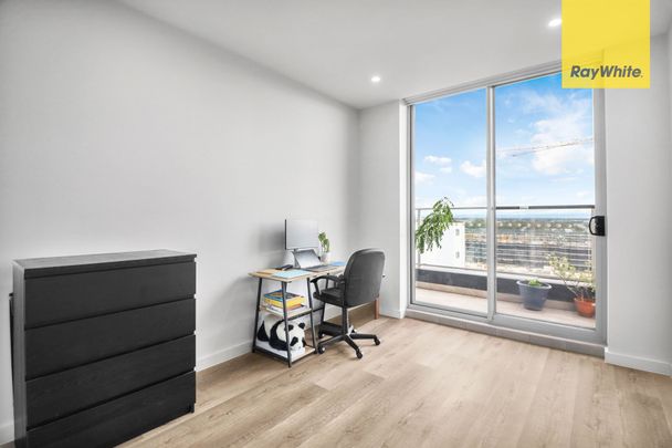 STUNNING TOP FLOOR APARTMENT - Photo 1