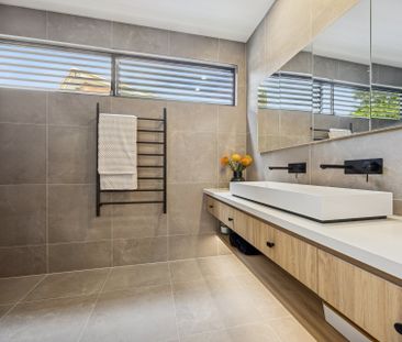 EXECUTIVE LIVING WITH DESIGNER DETAIL - Photo 6