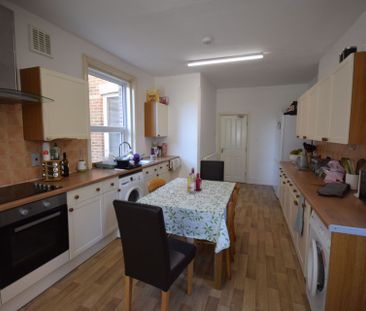 5 Bedroom Detached To Rent in Charminster - £2,250 pcm Tenancy Info - Photo 4